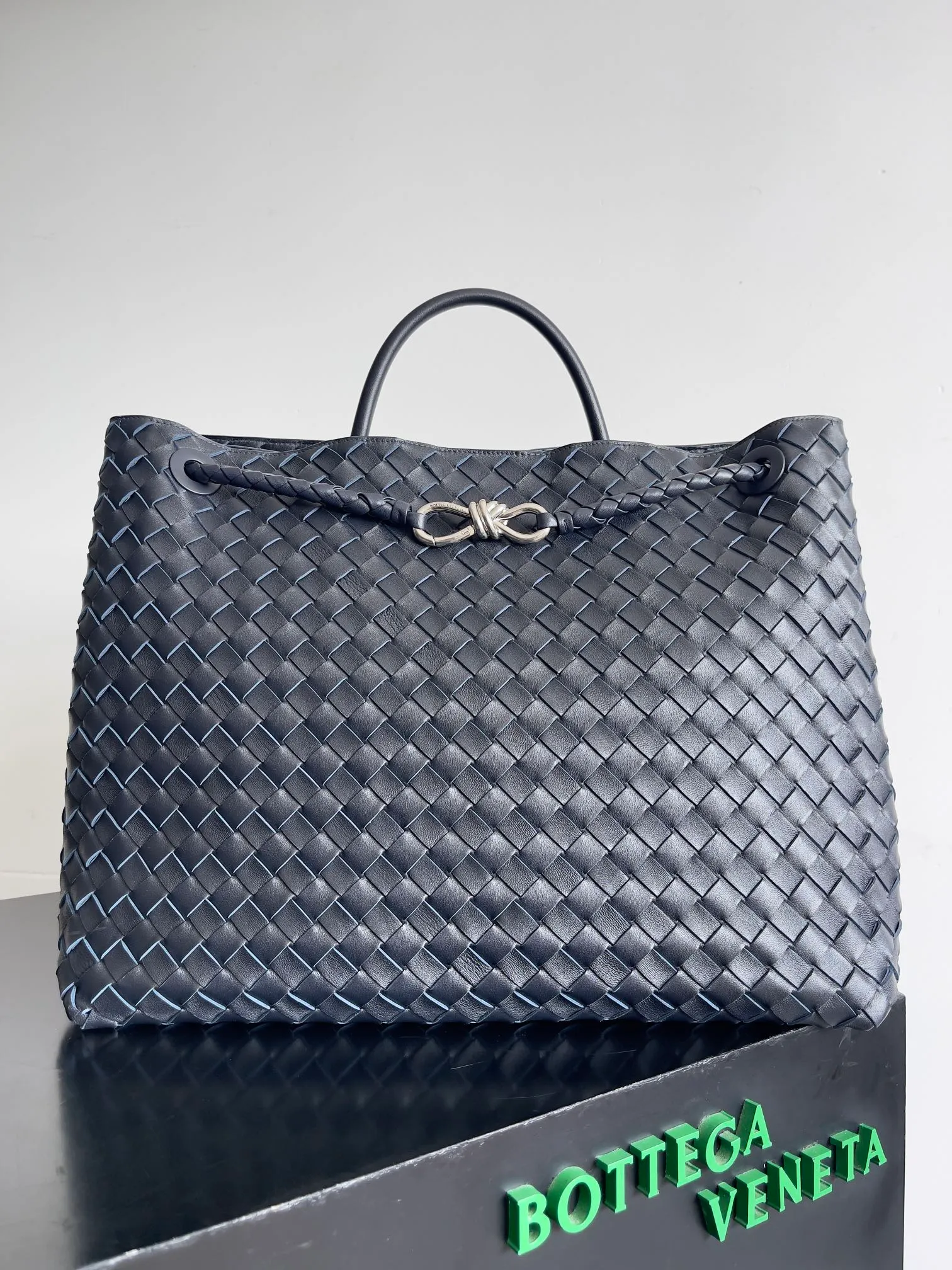 Batch 3760 Recently, the same style of bag that celebrities love is both high-end and practical. Michelle Yeoh, Kim Namjoon, Jing Boran, Tong Liya, Sun Qian, Wu Qianyu, Du Juan, Ma Yili and Bai Baihe are all carrying Bottega Veneta summer series Andiamo handbags. Andiamo has a simple structure and rounded lines. The whole piece is made of Nappa leather. It is comfortable, soft and dynamic. It adds interest to daily life and can be easily matched with various styles. Andiamo handbags are available in three sizes: small, medium and large. There are many colors to choose from, which can meet different needs. You can really carry it whether it is daily or attending events. Style number: 743575 Size: 45*22*34 including handle height 44cm